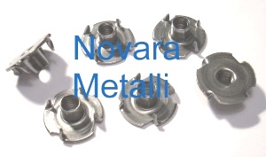 Bestgle 100pcs M6 x 8 mm dadi a T a 4 griffe zincate T dadi a T inserto filettato per piedi di forniture in legno Bestgle 100pcs M6 x 8 mm dadi a T a 4 griffe zincate T dadi a T inserto filettato per piedi di forniture in legno
